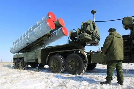 Nga - Trung Quốc sẽ tăng cường hợp tác quân sự? ảnh 1 An S-400 Triumf air defense system in preparation for service at Russias state Kapustin Yar firing range, Feb. 2011. (Photo/CFP)