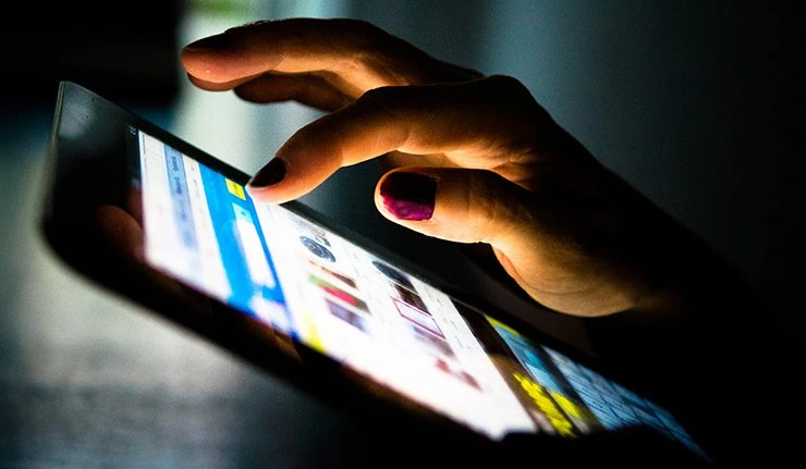 Dùng máy tính bảng lúc tắm bị điện giật chết