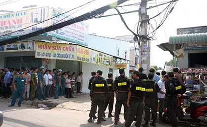 Hình ảnh hiện trường vụ cảnh sát giải cứu nữ con tin bị người tình khống chế ảnh 10 Hình ảnh hiện trường vụ cảnh sát giải cứu nữ con tin bị người tình khống chế ảnh 10