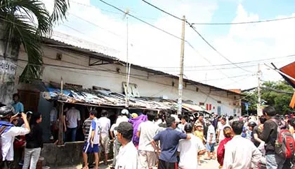 Hình ảnh hiện trường vụ cảnh sát giải cứu nữ con tin bị người tình khống chế ảnh 16 Hình ảnh hiện trường vụ cảnh sát giải cứu nữ con tin bị người tình khống chế ảnh 16