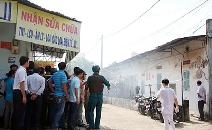 Hình ảnh hiện trường vụ cảnh sát giải cứu nữ con tin bị người tình khống chế ảnh 12 Hình ảnh hiện trường vụ cảnh sát giải cứu nữ con tin bị người tình khống chế ảnh 12