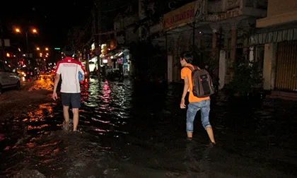 Mưa giông lớn khiến TP.HCM ngập trên diện rộng ảnh 10