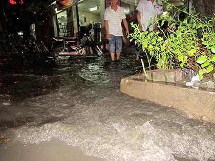 Mưa giông lớn khiến TP.HCM ngập trên diện rộng ảnh 11