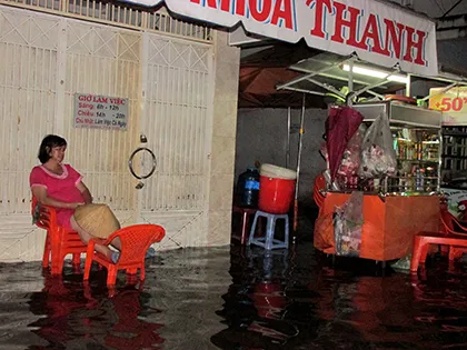Mưa giông lớn khiến TP.HCM ngập trên diện rộng ảnh 1