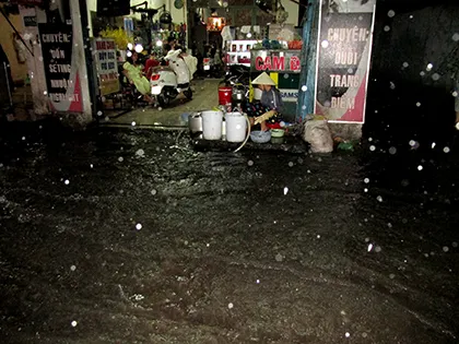 Mưa giông lớn khiến TP.HCM ngập trên diện rộng ảnh 3