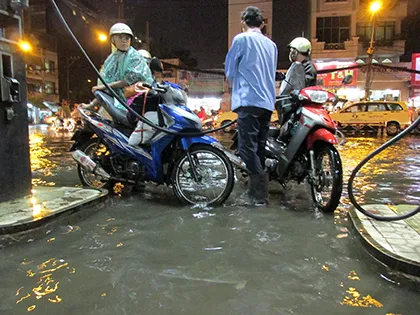 Mưa giông lớn khiến TP.HCM ngập trên diện rộng ảnh 6