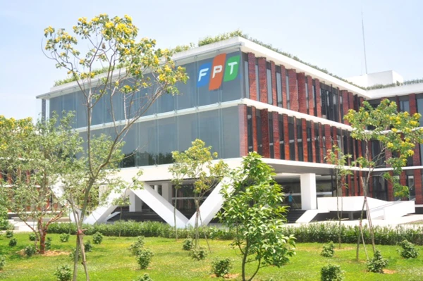 F-Ville là khu campus thứ 3 được FPT đưa vào sử dụng vào cuối năm 2013. F-Ville là dự dự án phần mềm đầu tiên và lớn nhất khai trương tại Khu Công nghệ cao Hòa Lạc.