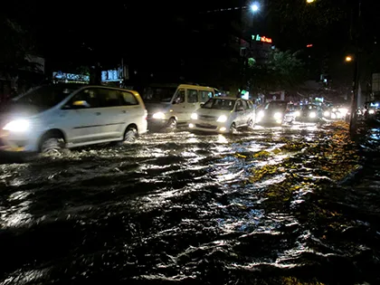 Mưa giông lớn khiến TP.HCM ngập trên diện rộng ảnh 8