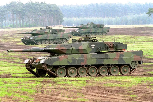 Thiết kế và trang bị của xe tăng Leopard-2 rất phù hợp với điều kiện địa hình tại châu Âu theo học thuyết quân sự của phương Tây. Phiên bản mới nhất của dòng xe tăng Leopard-2 - Leopard-2A7. Phiên bản Leopars-2SG được "nhiệt đới hóa" phù hợp với điều kiện hoạt động của quân đội Singapore.