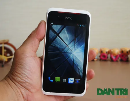 Mặt trước là màn hình 4 inch đạt độ phân giải 480x800 pixel