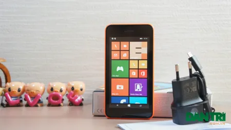 Máy chỉ đi kèm sạc và thiếu tai nghe cũng như cáp kết nối