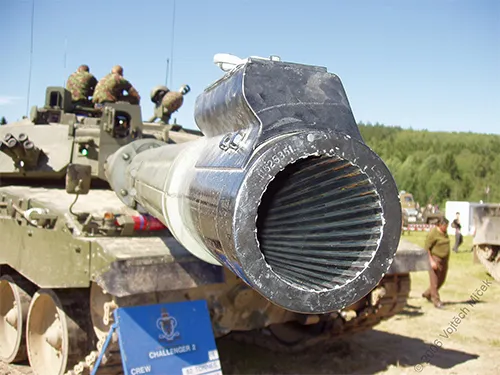 Khi tác chiến trong môi trường "bất đối xứng", Chanllenger-2 mang theo giáp bổ sung tăng cường khả năng sống sót trước các loại vũ khí chống tăng các nhân. Ổn định, vững chắc và to lớn - đó là ấn tượng về Chanllenger-2. Dòng xe tăng hiện đại duy nhất trên thế giới còn sử dụng nòng pháo có khương tuyến.