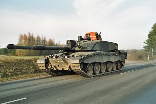 Khi tác chiến trong môi trường "bất đối xứng", Chanllenger-2 mang theo giáp bổ sung tăng cường khả năng sống sót trước các loại vũ khí chống tăng các nhân. Ổn định, vững chắc và to lớn - đó là ấn tượng về Chanllenger-2. Dòng xe tăng hiện đại duy nhất trên thế giới còn sử dụng nòng pháo có khương tuyến.