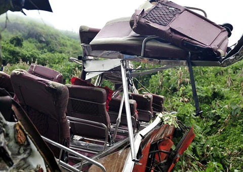 Hình ảnh, xe khách, nát vụn, vực sâu 200m