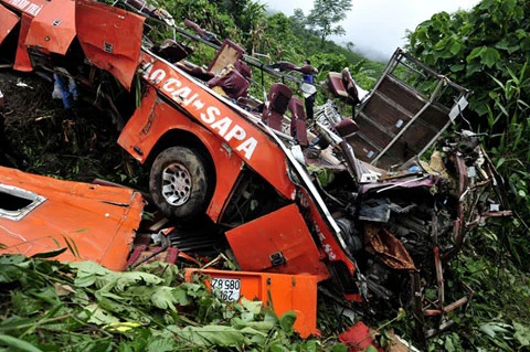 Hình ảnh, xe khách, nát vụn, vực sâu 200m