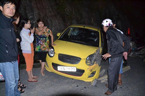 Hình ảnh, xe khách, nát vụn, vực sâu 200m