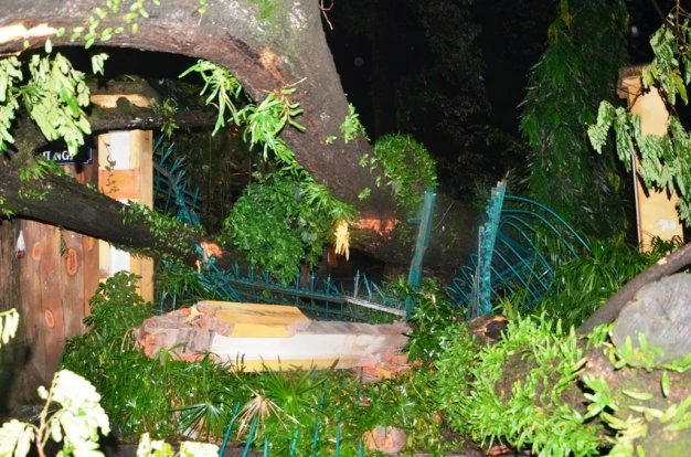 Nhiều mét tường rào bị hư hỏng, biến dạng - Ảnh : Đại Việt