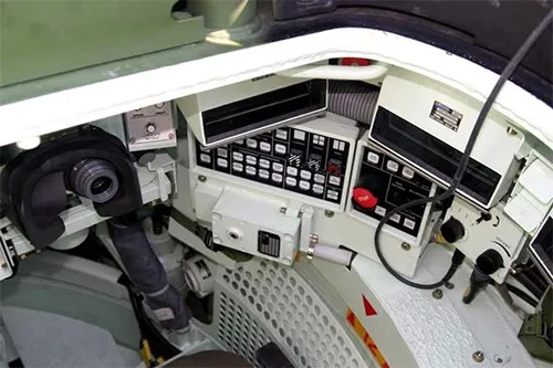 Leclerc là một những biểu tượng của ngành công nghiệp quốc phòng Pháp với nhiều tính năngkhiến quân đội các quốc gia khác "ghen tỵ" Điểm yếu duy nhất của xe tăng Leclerc là giá thành quá cao. Khoang điều khiển hiện đại của xe tăng Leclerc