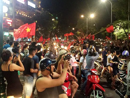 Hàng ngàn người đã đổ ra đường ăn mứng chiến thắng của U19 Việt Nam