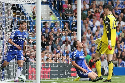 Terry (giữa) thất vọng vì pha đá phản lưới, giúp Swansea mở tỷ số. Ảnh: Reuters. 1410619984135-wps-3-l-to-r-Ces-1622-2487