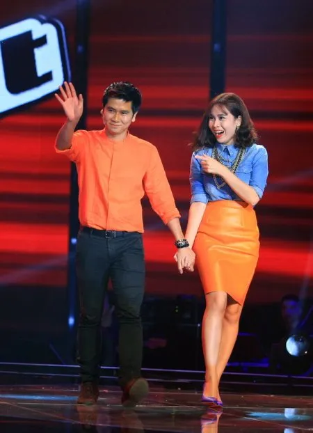 Cặp đôi HLV Hồ Hoài Anh - Lưu Hương Giang xuất hiện với trang phục nổi bật