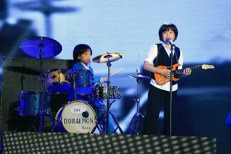 Hoàng Anh khuấy động với liên khúc của ban nhạc The Beatles