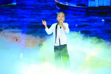 Quỳnh Anh dù sức khỏe không tốt vẫn hát trọn vẹn bài Xa khơi