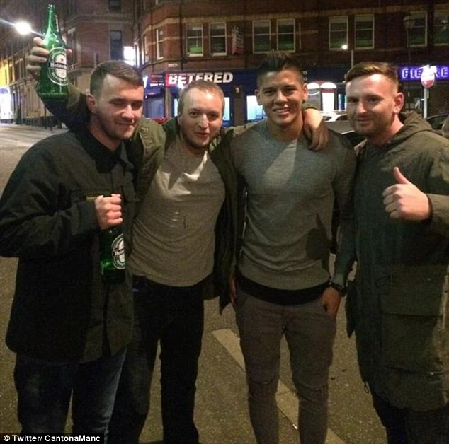 Van Persie mời Falcao ăn đêm mừng đại thắng ảnh 3