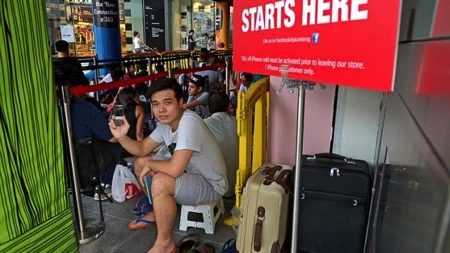 Các tín đồ tại Singapore tìm thú vui trong thời gian chờ đợi Apple Store mở cửa.