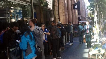 Các tín đồ tại Singapore tìm thú vui trong thời gian chờ đợi Apple Store mở cửa.