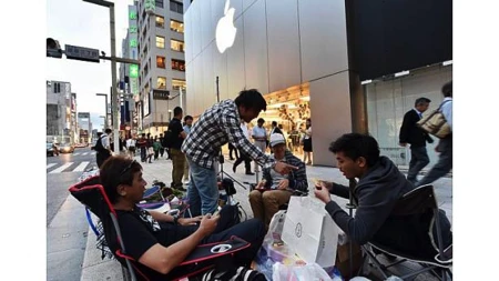 Hai người đầu tiên xếp hàng tại một cửa hàng Apple tại Đức.