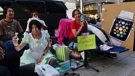 Hai người đầu tiên xếp hàng tại một cửa hàng Apple tại Đức.