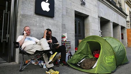 Hai người đầu tiên xếp hàng tại một cửa hàng Apple tại Đức.