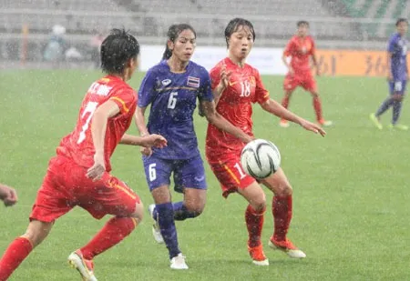 Cơn mưa nặng hạt đã ảnh hưởng mạnh tới trận đấu, ảnh: A.T