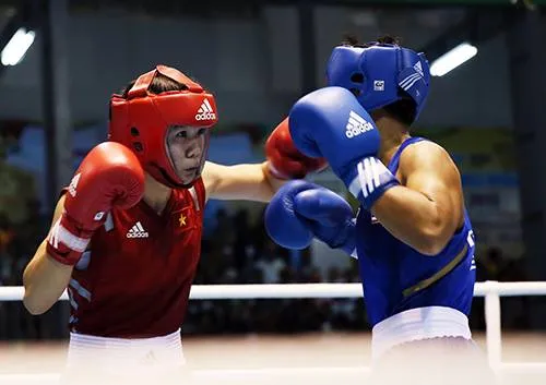 Nữ võ sĩ Lừu Thị Duyên (đỏ) thất bại ở bán kết boxing nữ hạng 57-60 kg nữ. Ảnh: Đức Đồng. 1514585-10200404437392154-4854-2539-1798