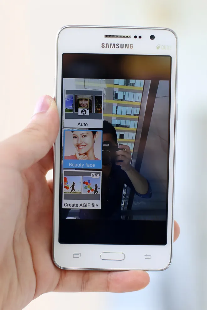  Smartphone camera trước 5 megapixel giá mềm của Samsung ảnh 5