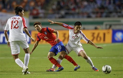 Olympic Hàn Quốc (đỏ) là đội lấn lướt hơn về thế trận