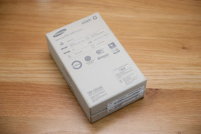  Mở hộp Samsung Galaxy Alpha xách tay giá 11 triệu đồng ảnh 2