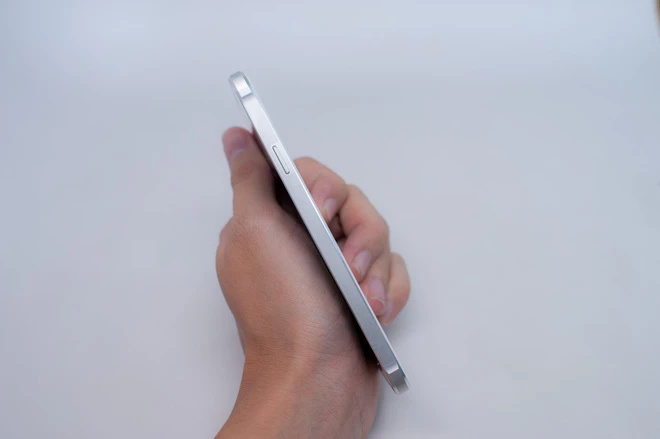  Mở hộp Samsung Galaxy Alpha xách tay giá 11 triệu đồng ảnh 5