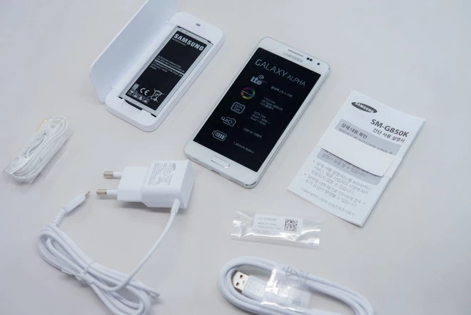  Mở hộp Samsung Galaxy Alpha xách tay giá 11 triệu đồng ảnh 3