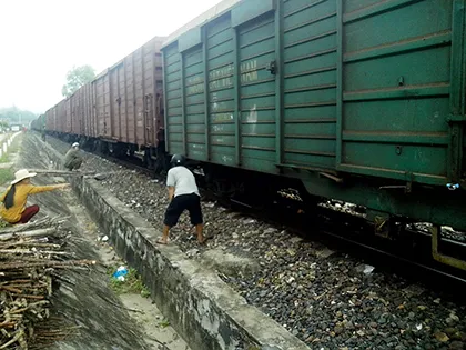 Tàu hàng nổ ổ dầu đầu trục, đường sắt Bắc-Nam tê liệt gần 4 giờ ảnh 4