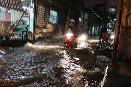 Đường phố Sài Gòn chìm trong 'biển nước' sau cơn mưa lớn ảnh 2