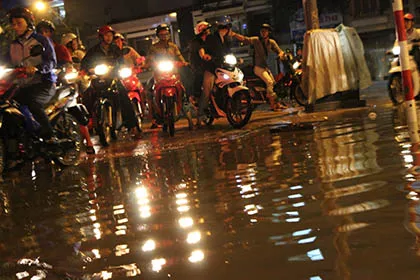 Đường phố Sài Gòn chìm trong 'biển nước' sau cơn mưa lớn ảnh 3 Đường phố Sài Gòn chìm trong 'biển nước' sau cơn mưa lớn ảnh 3