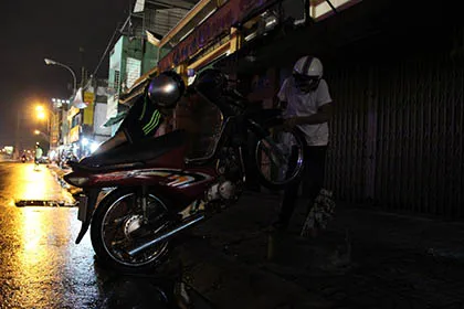 Đường phố Sài Gòn chìm trong 'biển nước' sau cơn mưa lớn ảnh 9 Đường phố Sài Gòn chìm trong 'biển nước' sau cơn mưa lớn ảnh 9