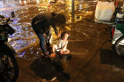 Đường phố Sài Gòn chìm trong 'biển nước' sau cơn mưa lớn ảnh 5