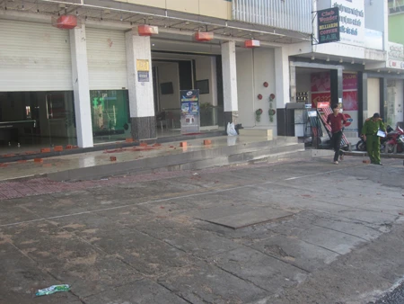 Công an đang khám nghiệm khu vực được cho là hiện trường vụ việc