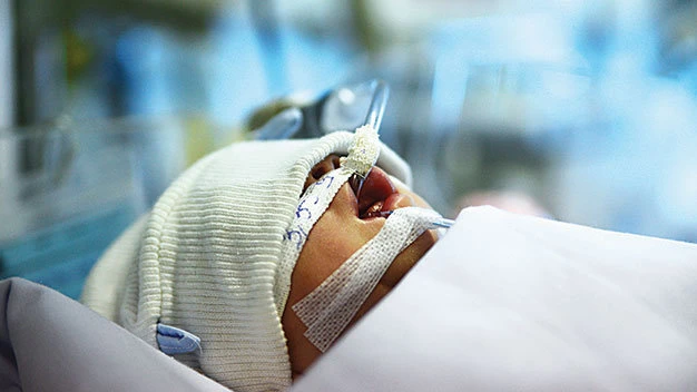 Con: bé trai đang được cấp cứu tại Bệnh viện Nhi Đồng 1 TP.HCM - Ảnh: H.Khoa