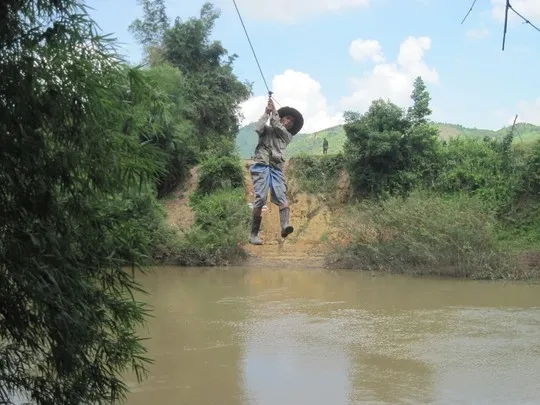 Hàng ngày, hàng trăm lượt người qua lại trên chiếc cáp treo này.