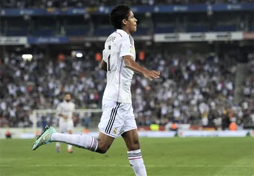 Varane có khả năng chơi đầu tốt từ khi còn rất trẻ. va2-4683-1414625195.jpg