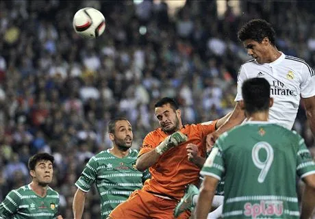 Varane (áo trắng) đánh đầu vào lưới Cornella. Ảnh: AFP va-9161-1414619566.jpg